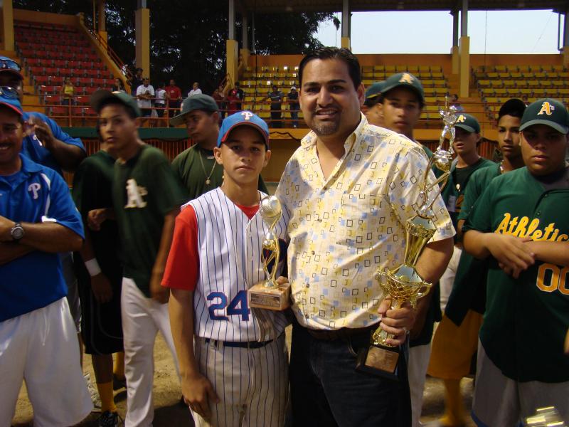 El joven Albin Compre y el Hon. Martin Vargas, alcalde