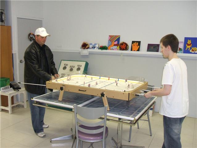 STEVE LE PRESIDENT-FONDATEUR DE LAHTO CONTRE RICKY DES OILERS , JOUANT AVEC LA NOUVELLE TABLE BENEJ.